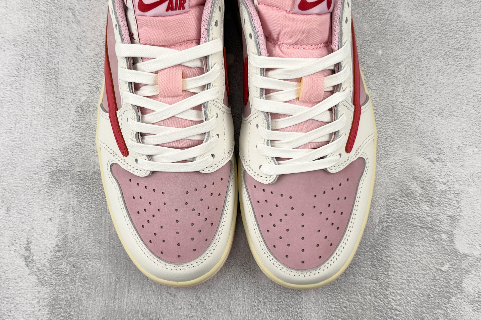 DT  顶级原版  Jordan  × Travis Scott Air Jordan 1 Low OG 粉倒钩 Tro