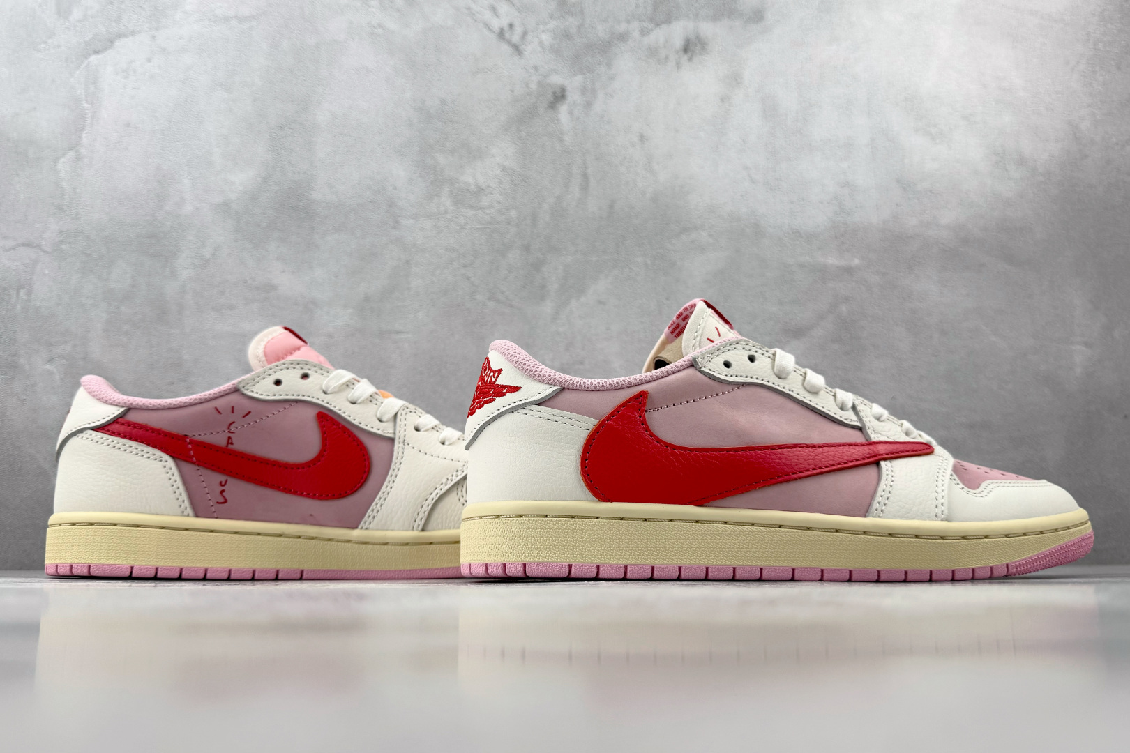 DT  顶级原版  Jordan  × Travis Scott Air Jordan 1 Low OG 粉倒钩 Tro