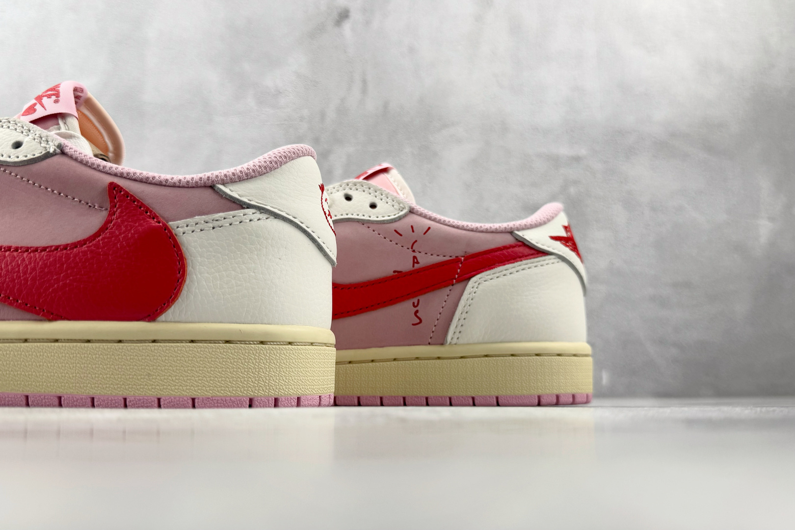 DT  顶级原版  Jordan  × Travis Scott Air Jordan 1 Low OG 粉倒钩 Tro