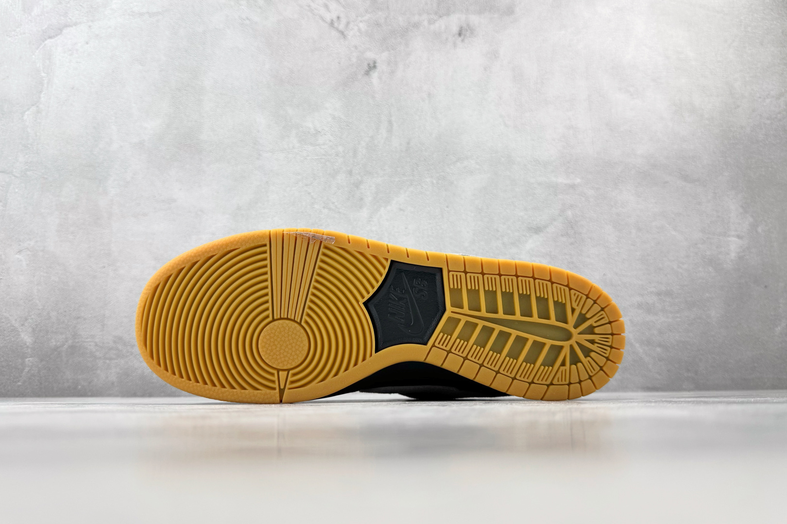 N版  东南亚订单  Nike Dunk SB LOW PRO “Black Suede/White/Gume” 黑白棕