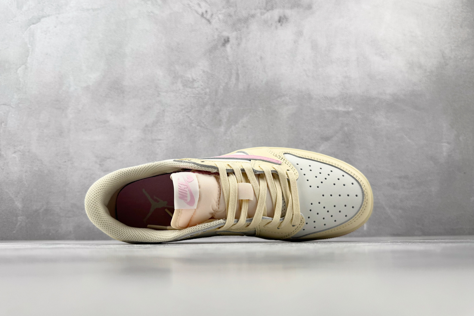 DT 顶级原版 Jordan × Travis Scott Air Jordan 1 Low OG 粉倒钩 Sh DT 顶级原版 Jordan × Travis Scott Air Jordan 1 Low OG 粉倒钩 Sh