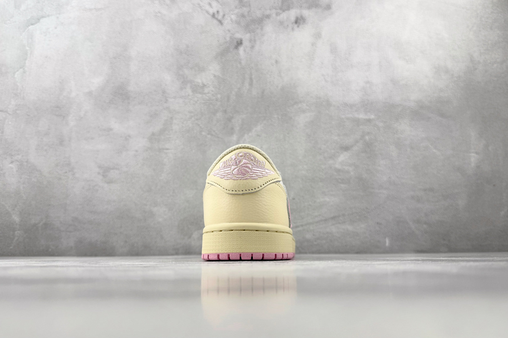 DT 顶级原版 Jordan × Travis Scott Air Jordan 1 Low OG 粉倒钩 Sh DT 顶级原版 Jordan × Travis Scott Air Jordan 1 Low OG 粉倒钩 Sh