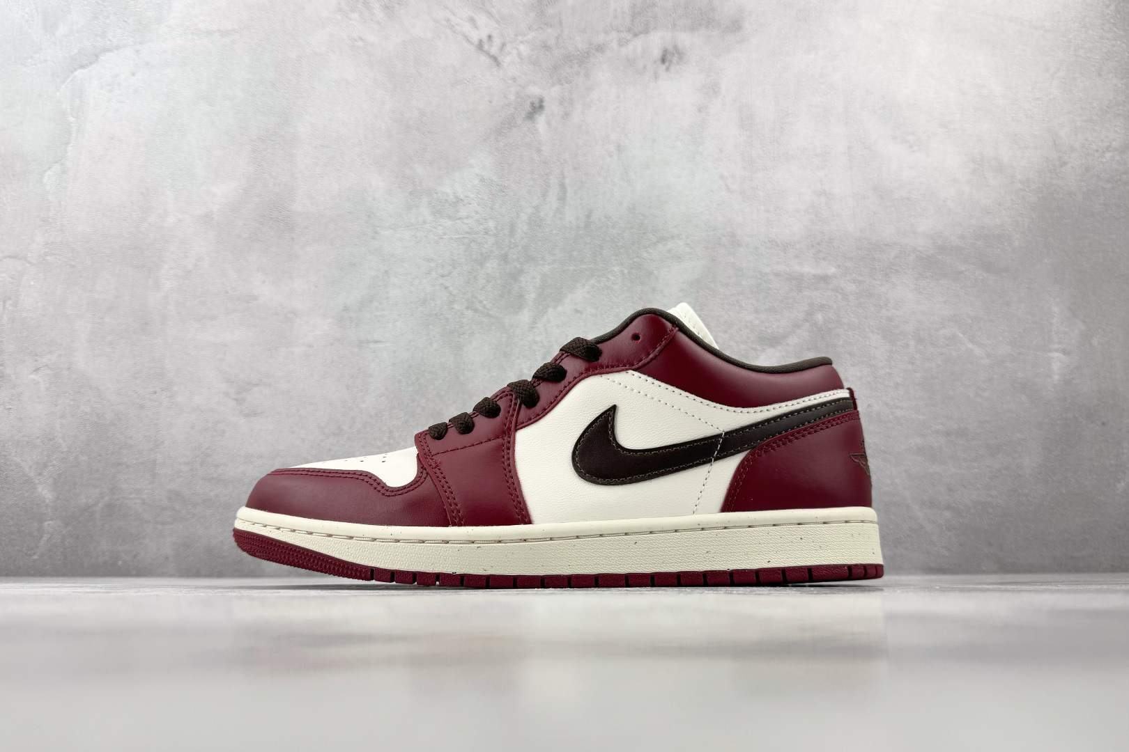 DT 公司级 Jordan Air Jordan 1 红色 货号：IX5004-121 尺码：40 40.5 41 42