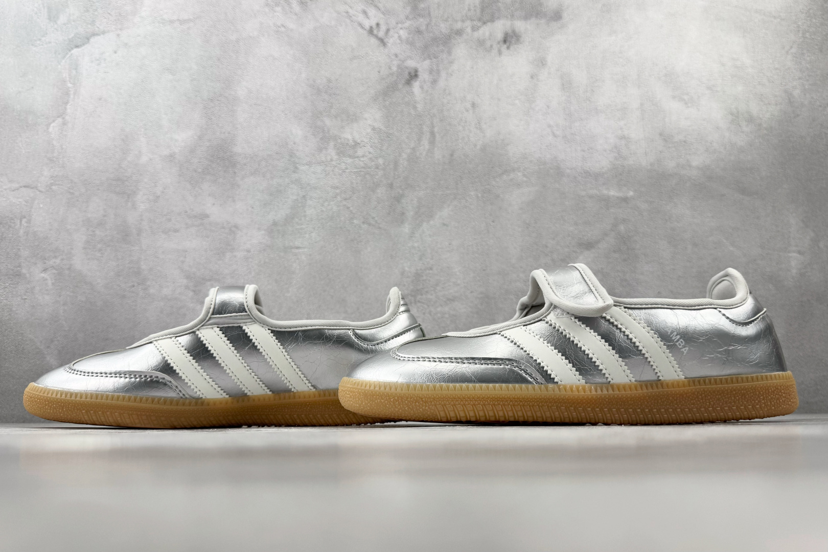 R 版出口订单 adidas originals Samba Jane 闪亮银 货号:KK2502 尺码:35.5 36 R 版出口订单 adidas originals Samba Jane 闪亮银 货号:KK2502 尺码:35.5 36