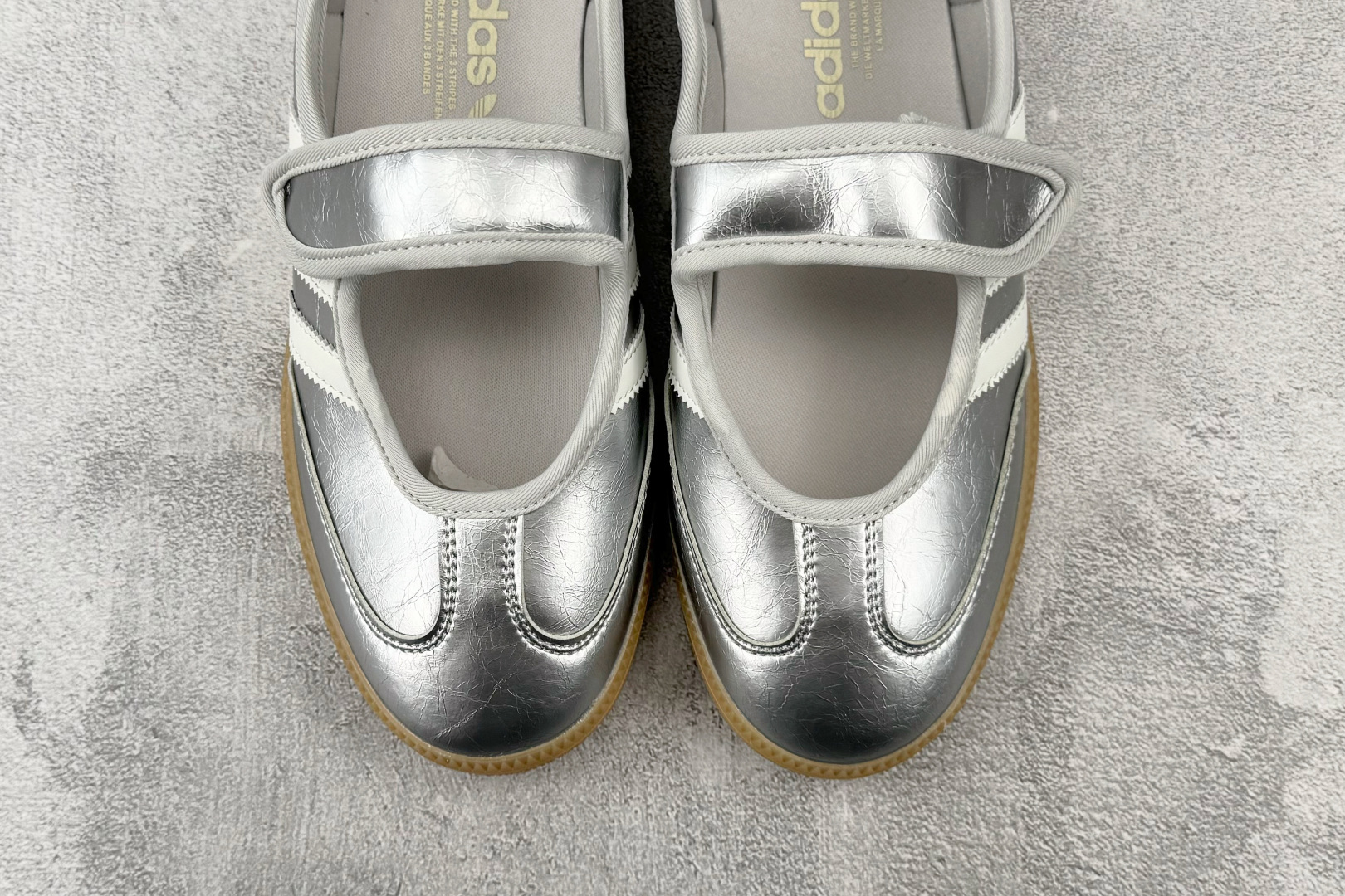 R 版出口订单 adidas originals Samba Jane 闪亮银 货号:KK2502 尺码:35.5 36 R 版出口订单 adidas originals Samba Jane 闪亮银 货号:KK2502 尺码:35.5 36