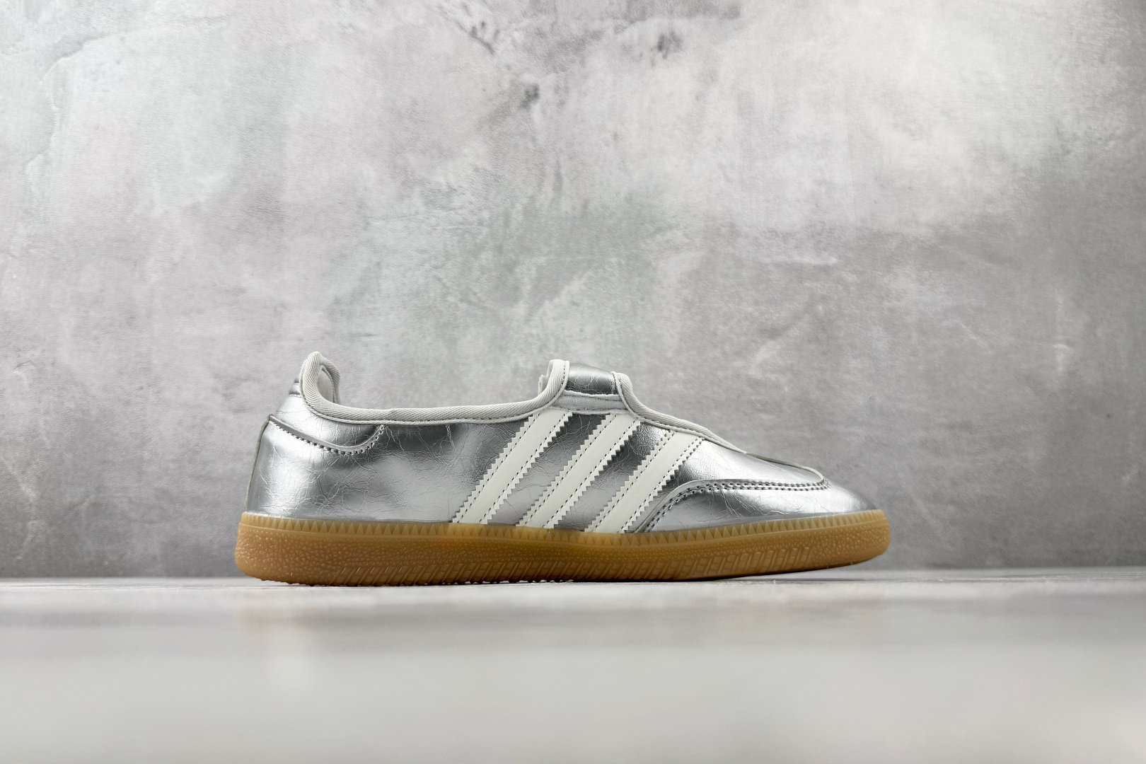 R 版出口订单 adidas originals Samba Jane 闪亮银 货号:KK2502 尺码:35.5 36 R 版出口订单 adidas originals Samba Jane 闪亮银 货号:KK2502 尺码:35.5 36
