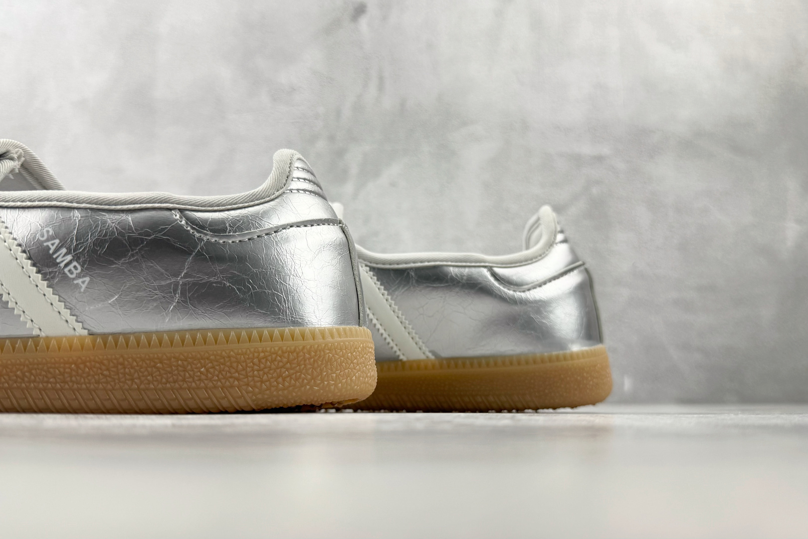 R 版出口订单 adidas originals Samba Jane 闪亮银 货号:KK2502 尺码:35.5 36 R 版出口订单 adidas originals Samba Jane 闪亮银 货号:KK2502 尺码:35.5 36