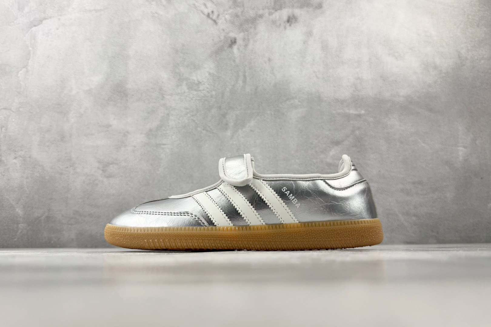 R 版出口订单 adidas originals Samba Jane 闪亮银 货号:KK2502 尺码:35.5 36 R 版出口订单 adidas originals Samba Jane 闪亮银 货号:KK2502 尺码:35.5 36