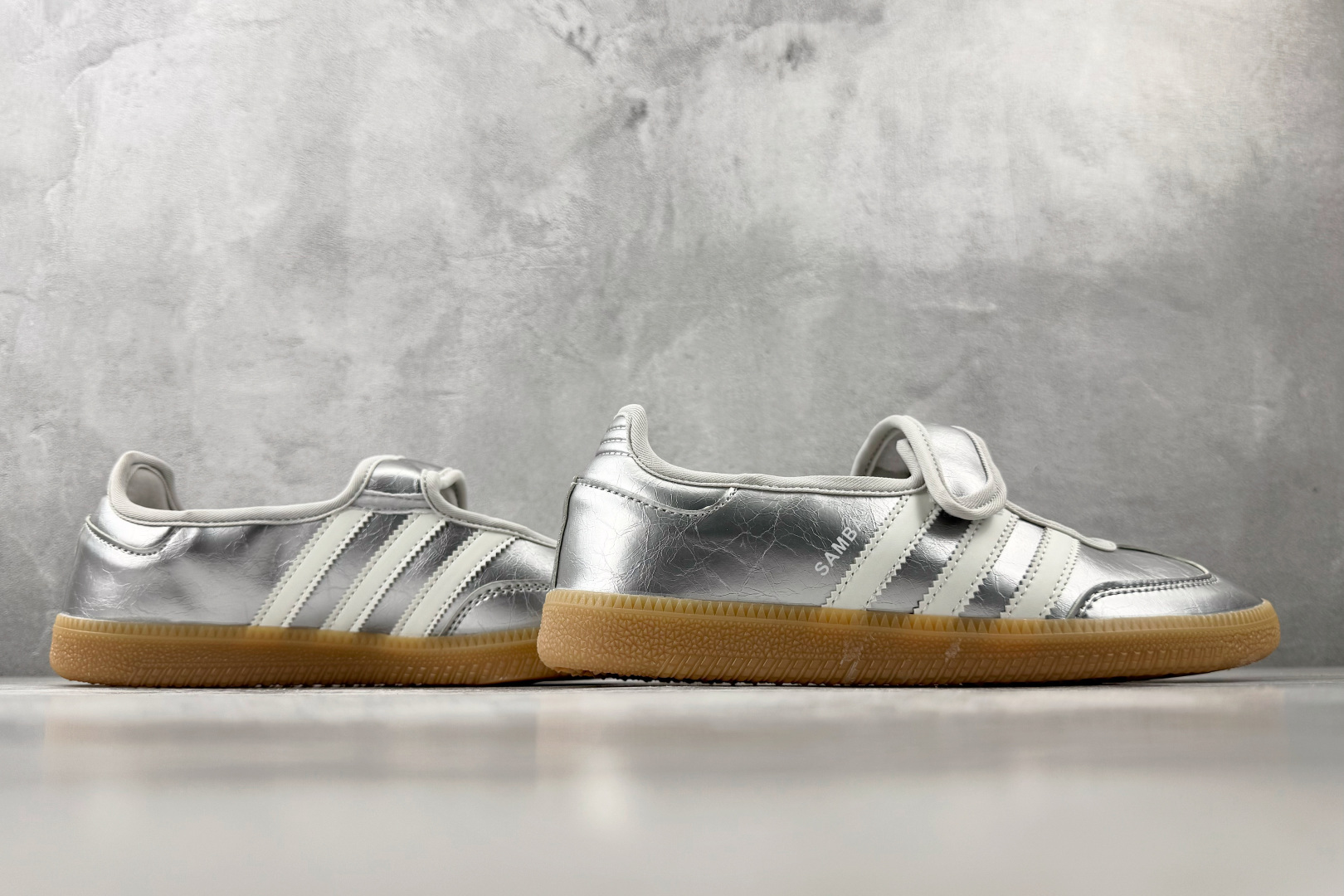 R 版出口订单 adidas originals Samba Jane 闪亮银 货号:KK2502 尺码:35.5 36 R 版出口订单 adidas originals Samba Jane 闪亮银 货号:KK2502 尺码:35.5 36