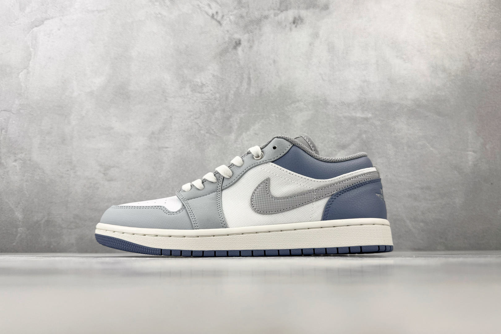VT 外贸批次 Jordan Air Jordan 1 白银色 货号：IX5003-101 尺码：36 36.5 37.