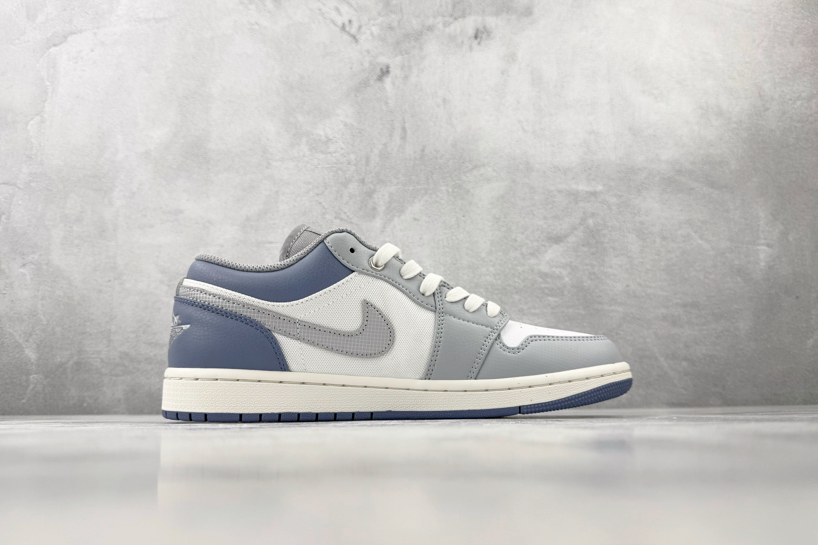 VT 外贸批次 Jordan Air Jordan 1 白银色 货号：IX5003-101 尺码：36 36.5 37.