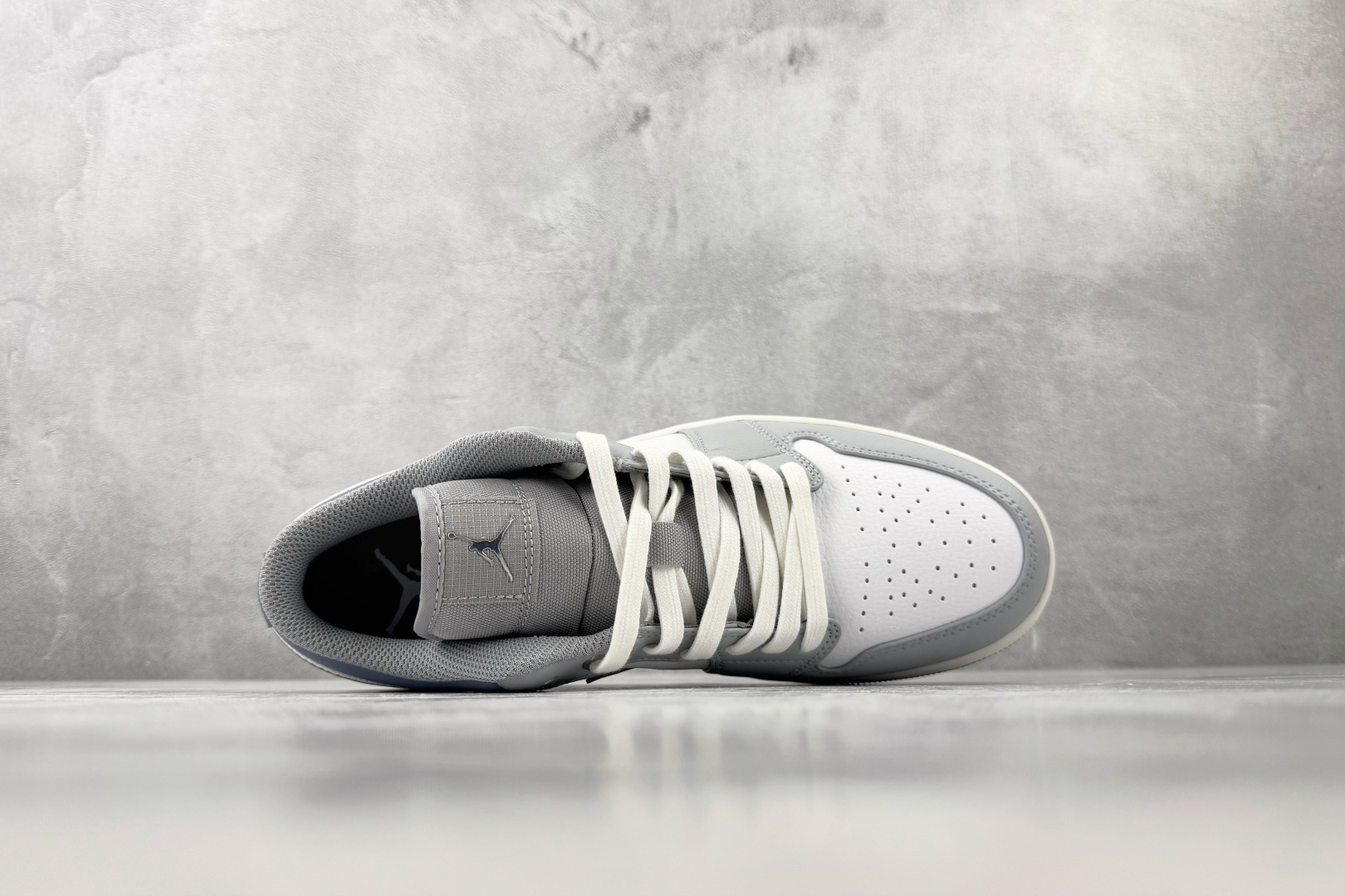 VT 外贸批次 Jordan Air Jordan 1 白银色 货号：IX5003-101 尺码：36 36.5 37.
