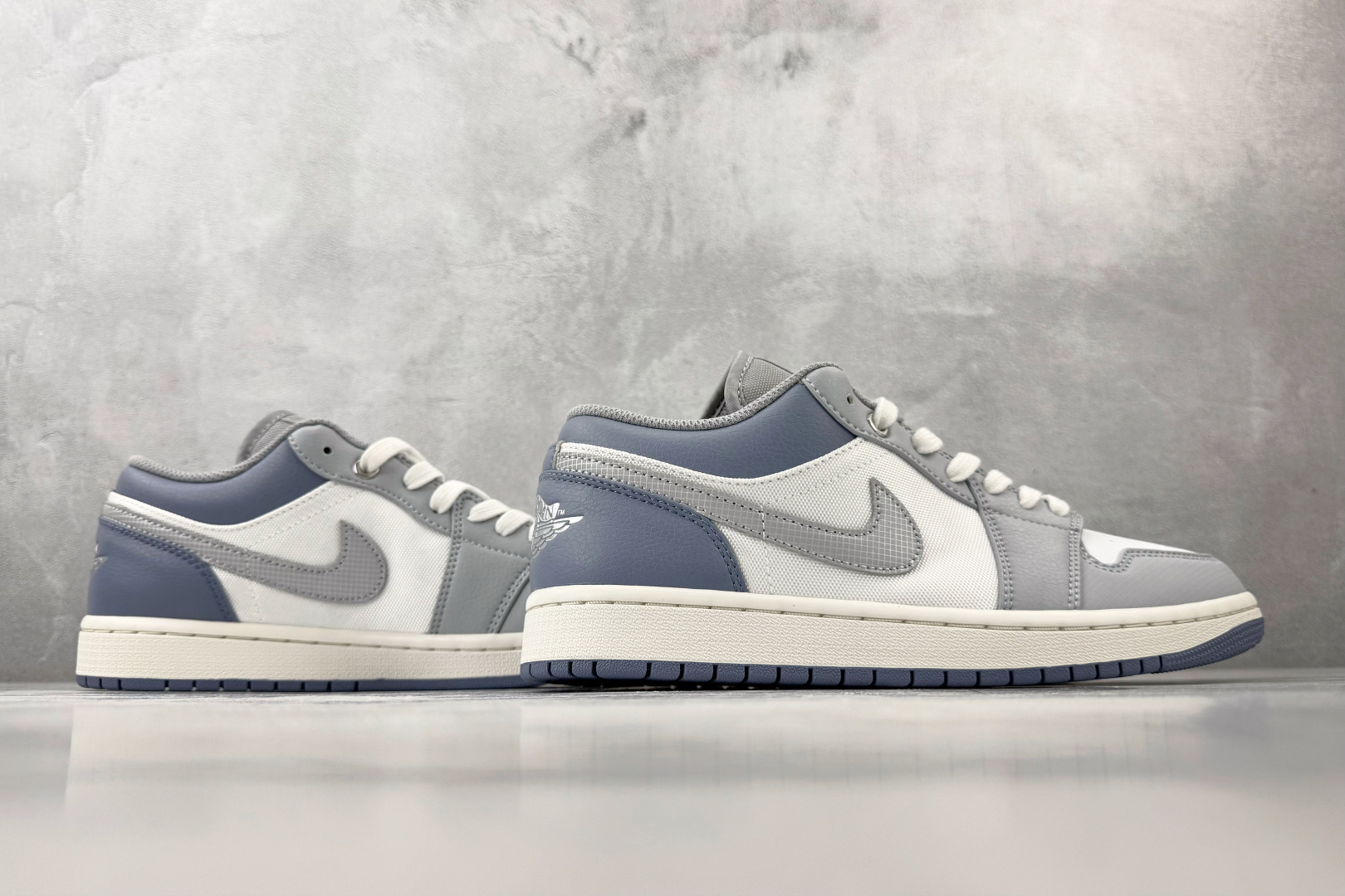 VT 外贸批次 Jordan Air Jordan 1 白银色 货号：IX5003-101 尺码：36 36.5 37.