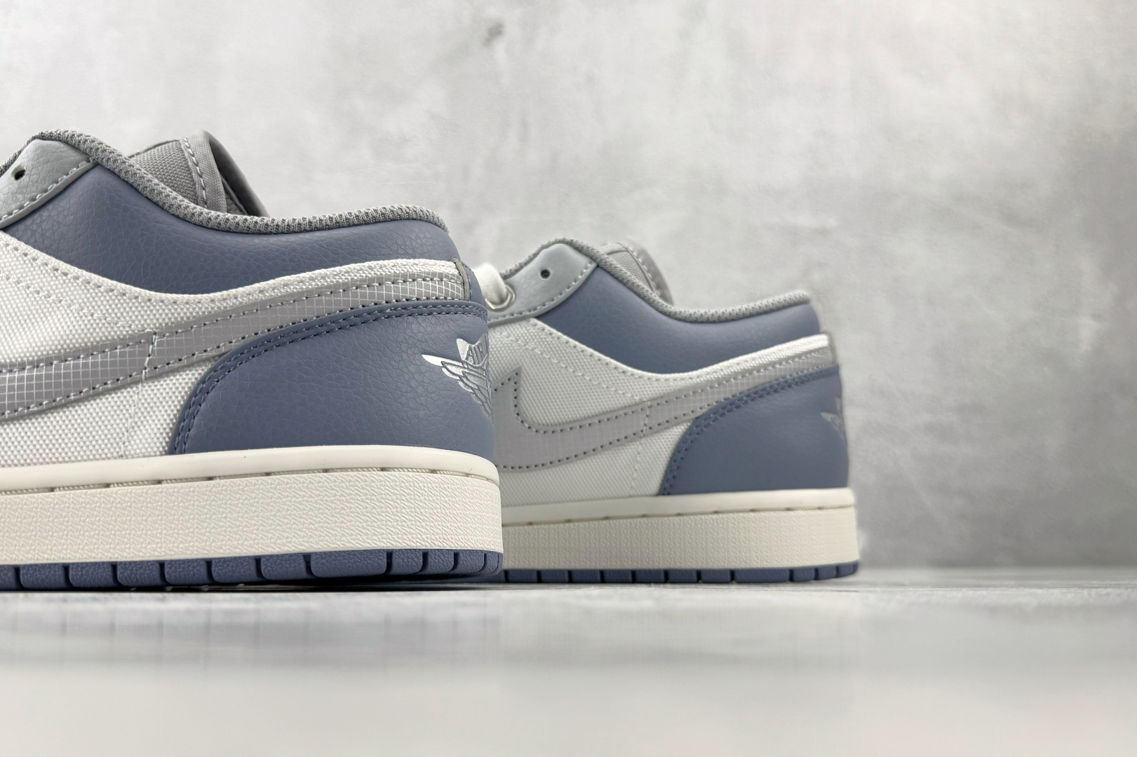 VT 外贸批次 Jordan Air Jordan 1 白银色 货号：IX5003-101 尺码：36 36.5 37.