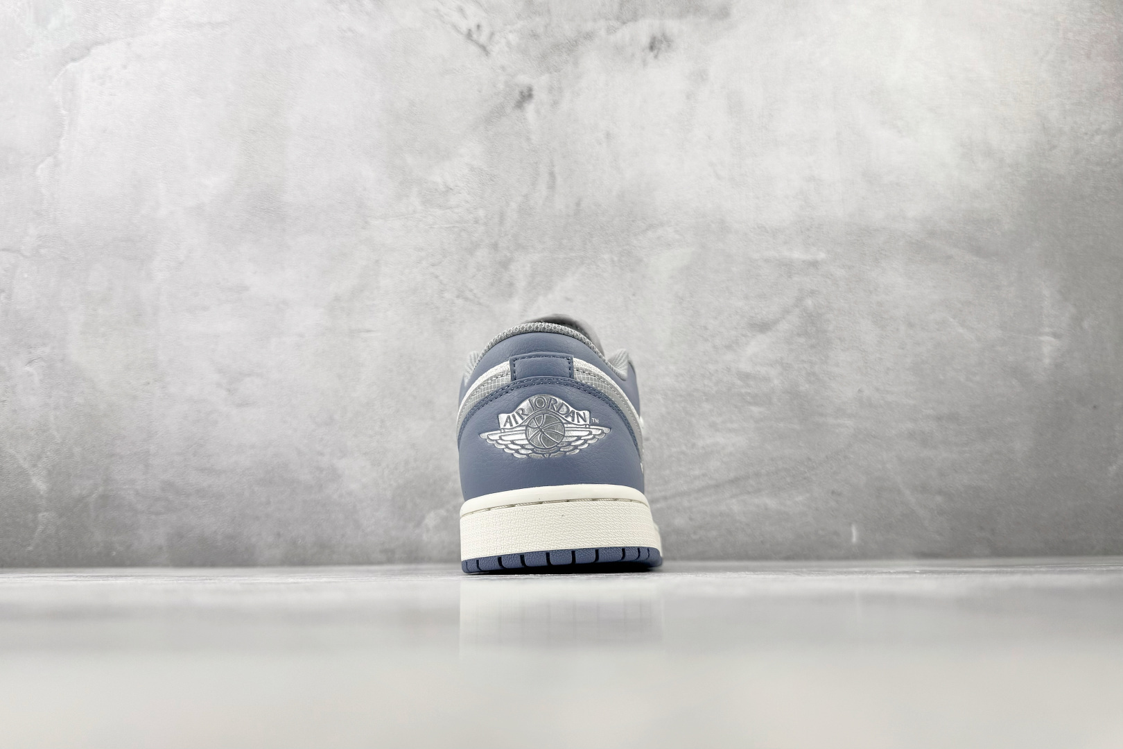 VT 外贸批次 Jordan Air Jordan 1 白银色 货号：IX5003-101 尺码：36 36.5 37.