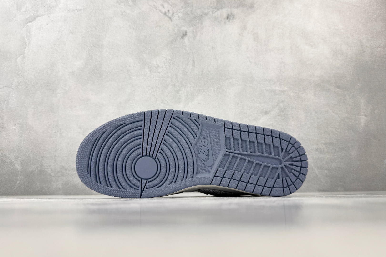 VT 外贸批次 Jordan Air Jordan 1 白银色 货号：IX5003-101 尺码：36 36.5 37.
