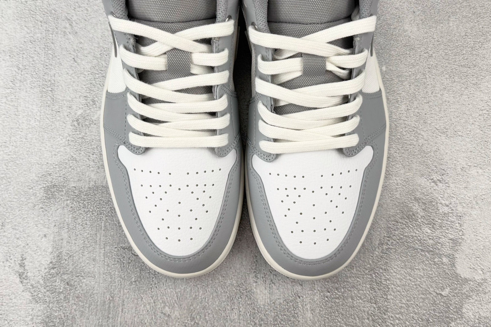 VT 外贸批次 Jordan Air Jordan 1 白银色 货号：IX5003-101 尺码：36 36.5 37.