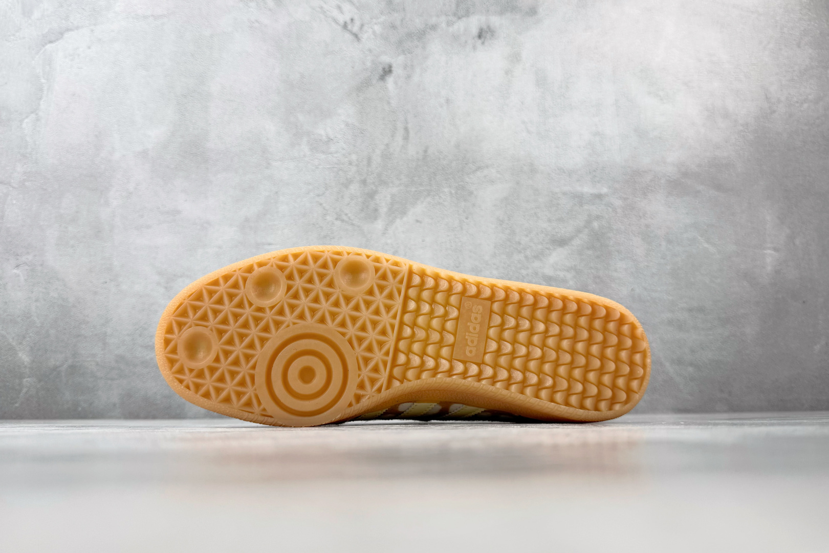 R 版出口订单 adidas originals SAMBA OG 棕白 货号:KJ7447 尺码:35.5 36 36 R 版出口订单 adidas originals SAMBA OG 棕白 货号:KJ7447 尺码:35.5 36 36