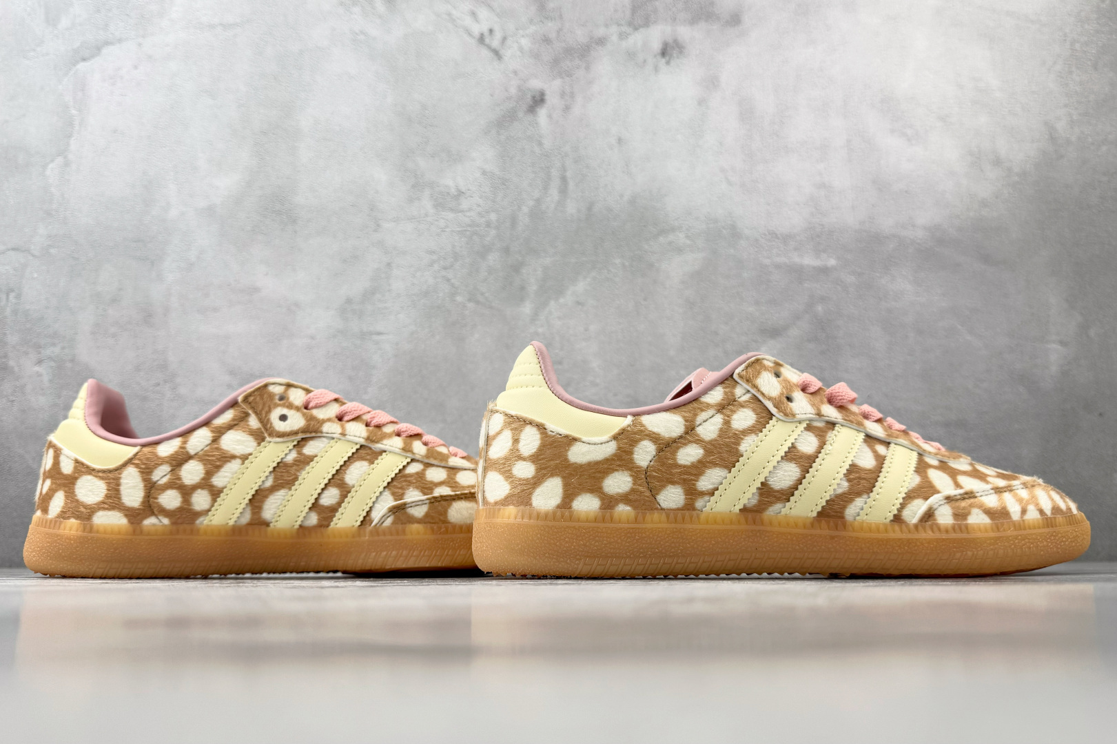 R 版出口订单 adidas originals SAMBA OG 棕白 货号:KJ7447 尺码:35.5 36 36 R 版出口订单 adidas originals SAMBA OG 棕白 货号:KJ7447 尺码:35.5 36 36