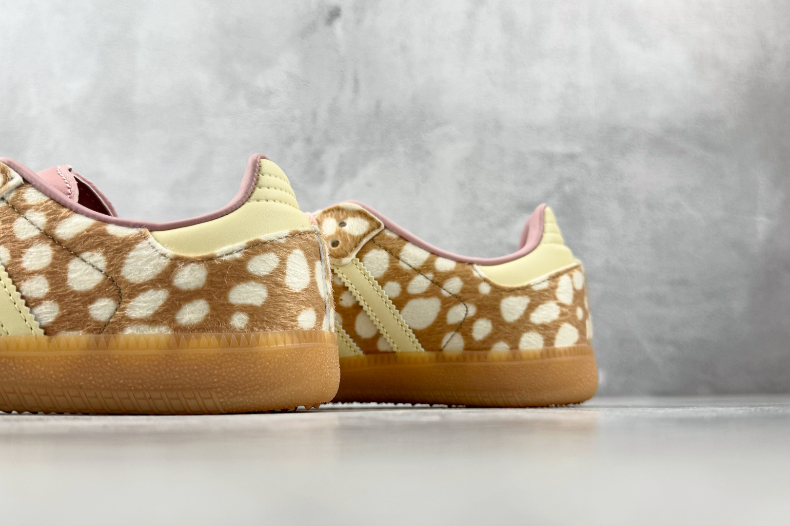 R 版出口订单 adidas originals SAMBA OG 棕白 货号:KJ7447 尺码:35.5 36 36 R 版出口订单 adidas originals SAMBA OG 棕白 货号:KJ7447 尺码:35.5 36 36