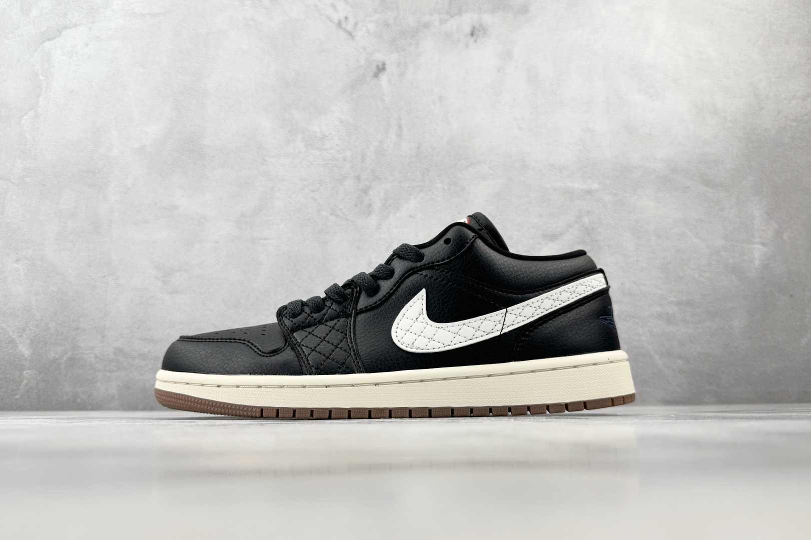 K2 Jordan Air Jordan 1 SE 黑白 货号:IO2047-001 尺码:36 36.5 37.5 3 K2 Jordan Air Jordan 1 SE 黑白 货号:IO2047-001 尺码:36 36.5 37.5 3