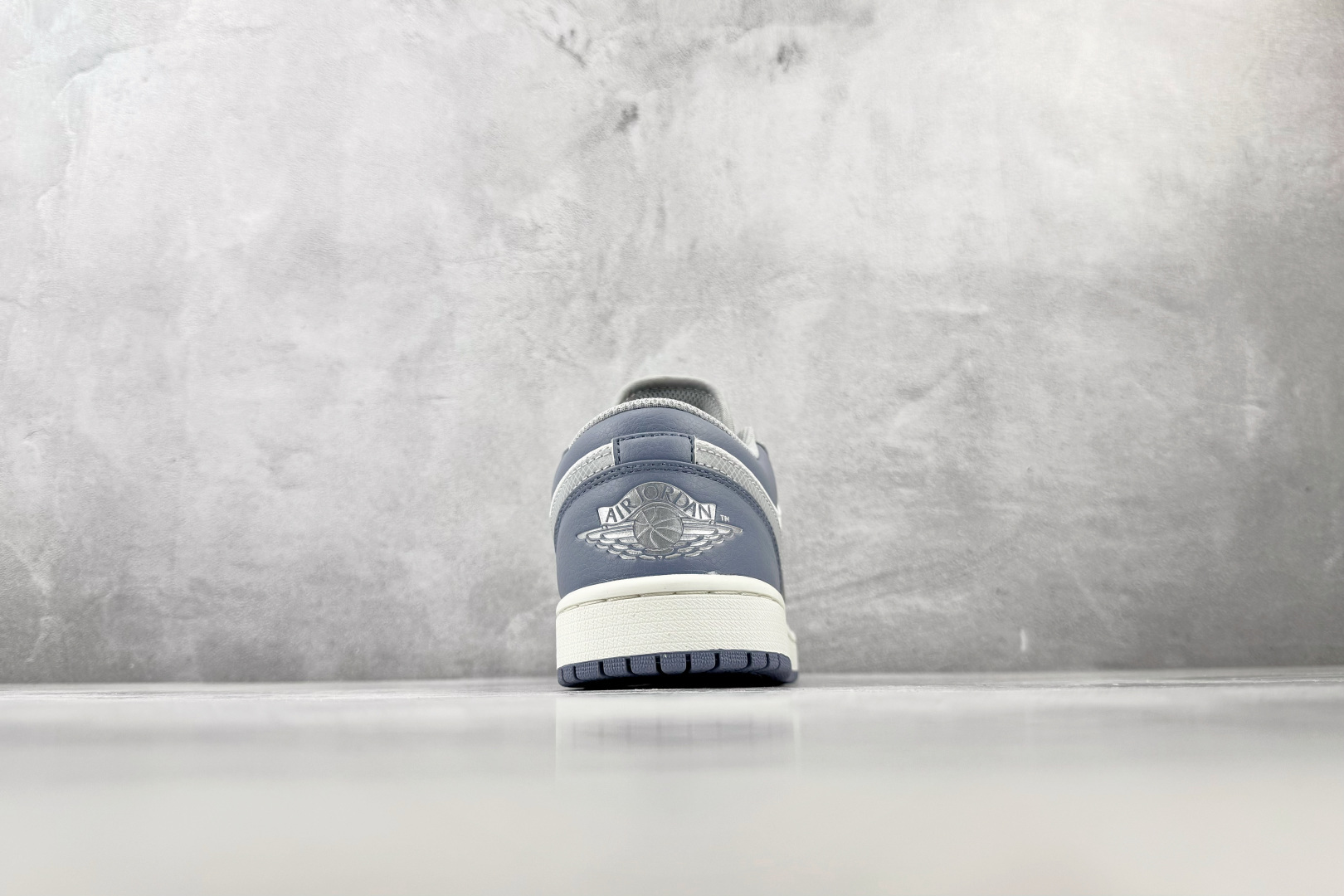 K2 Jordan Air Jordan 1 白银色 货号：IX5003-101 尺码：36 36.5 37.5 38 