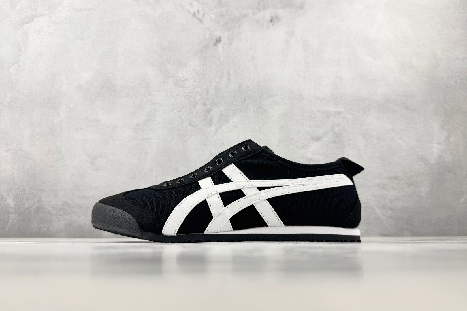 OT 头层 Onitsuka Tiger鬼塚虎 MEXICO 66 白黑 货号:1183B497 001 尺码:35 OT 头层 Onitsuka Tiger鬼塚虎 MEXICO 66 白黑 货号:1183B497 001 尺码:35