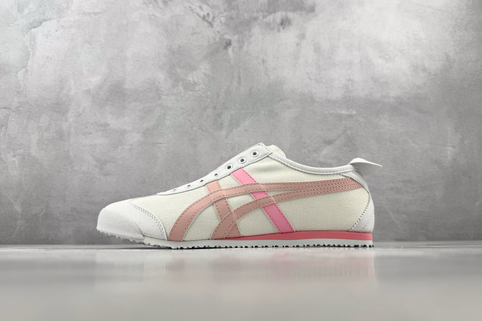 OT 头层  Onitsuka Tiger鬼塚虎 MEXICO 66 SLIP-ON 白粉 货号：1183A360-13