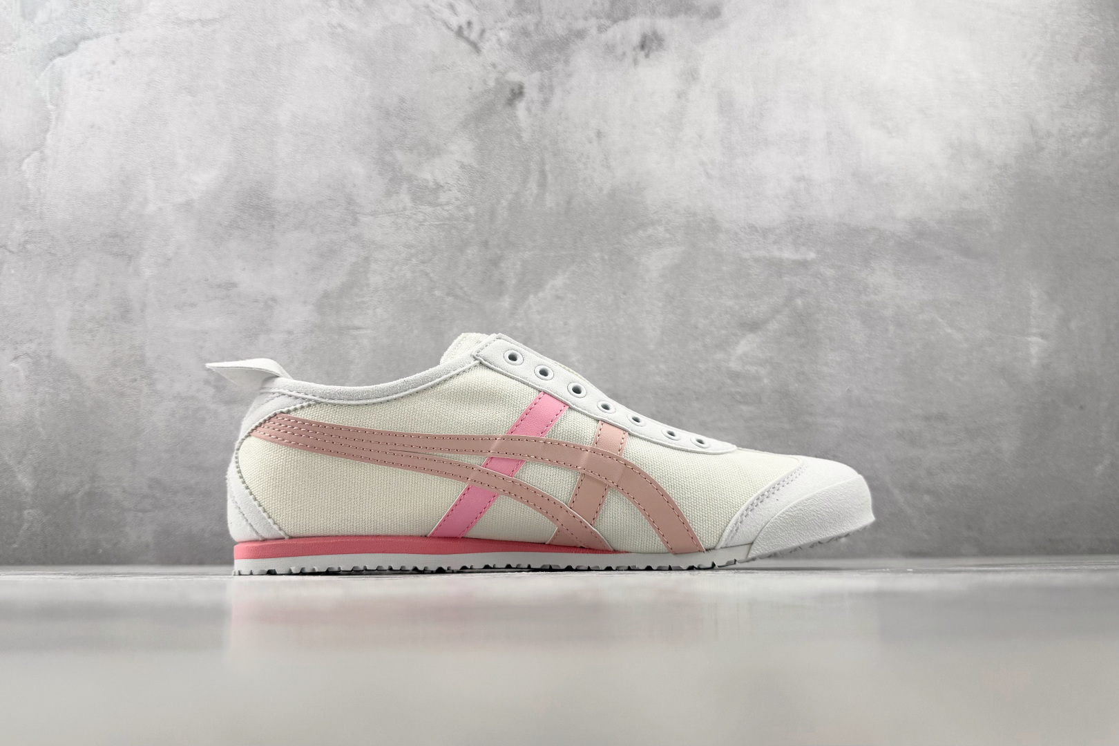 OT 头层  Onitsuka Tiger鬼塚虎 MEXICO 66 SLIP-ON 白粉 货号：1183A360-13