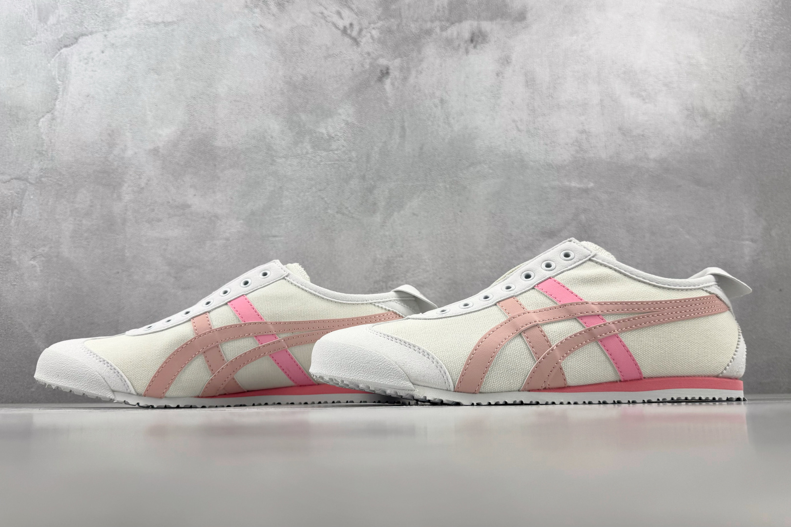 OT 头层  Onitsuka Tiger鬼塚虎 MEXICO 66 SLIP-ON 白粉 货号：1183A360-13