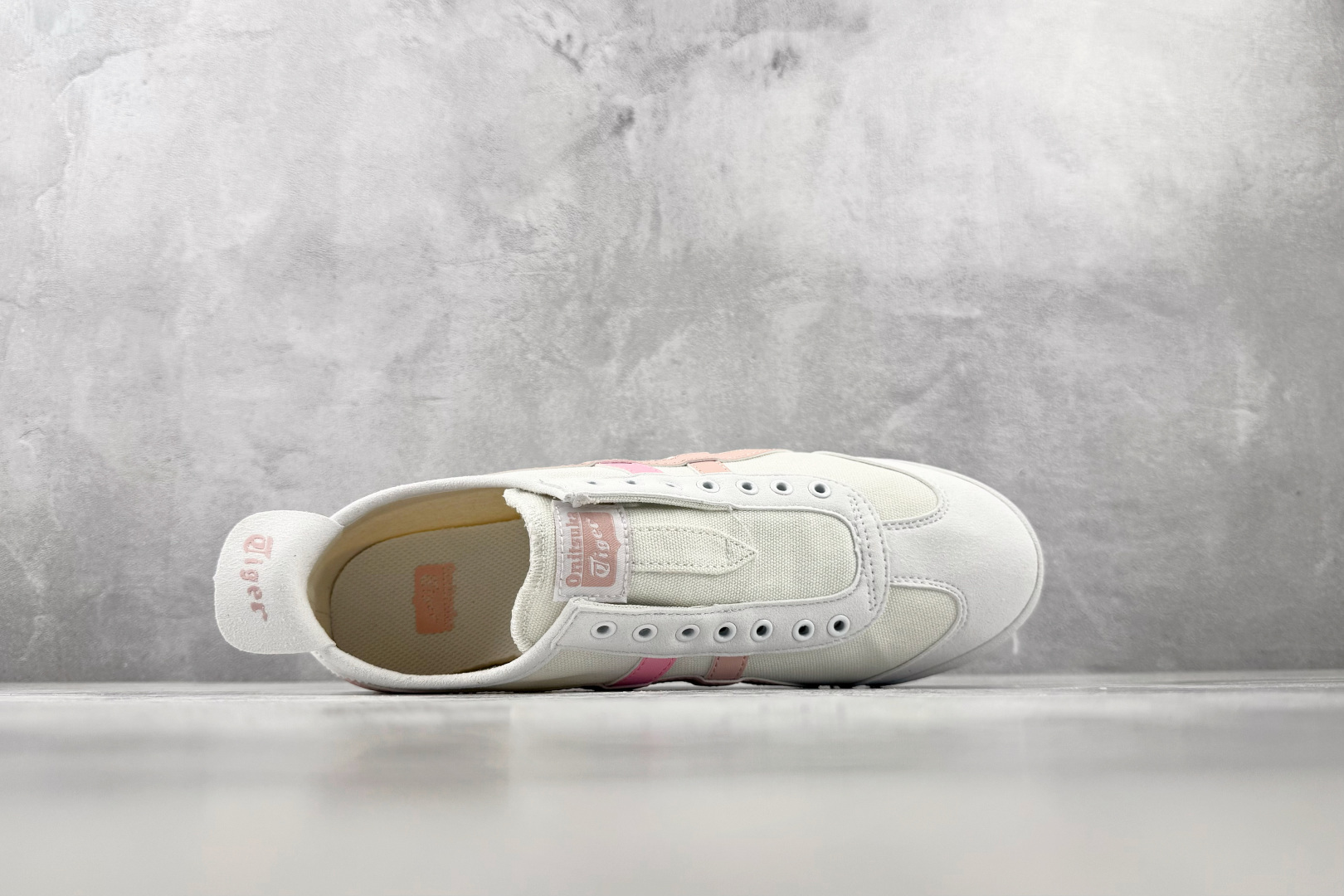OT 头层  Onitsuka Tiger鬼塚虎 MEXICO 66 SLIP-ON 白粉 货号：1183A360-13