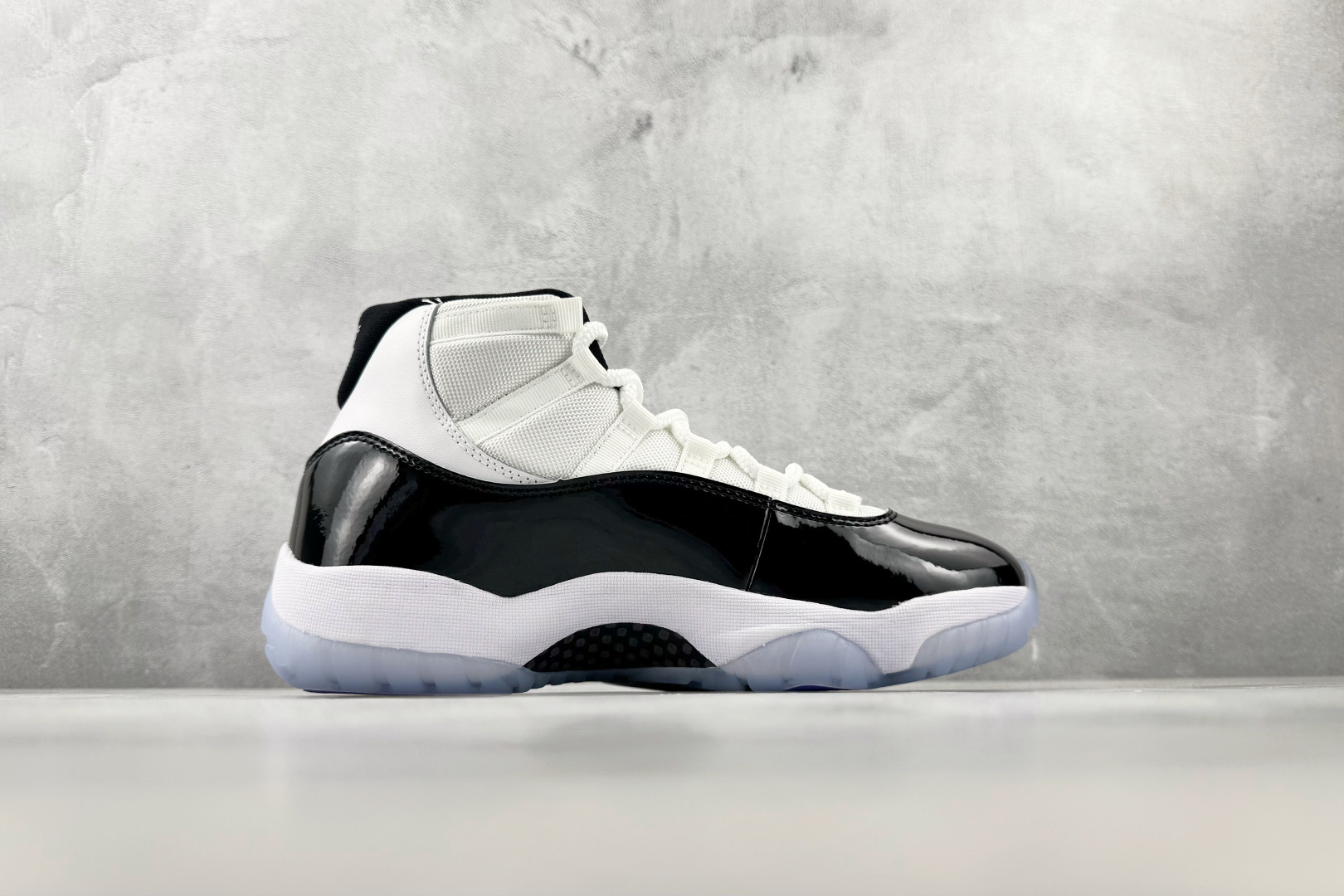 OV Jordan Air Jordan 11 concord OG 黑白 货号:-100 尺码:40 40.5 41 OV Jordan Air Jordan 11 concord OG 黑白 货号:-100 尺码:40 40.5 41