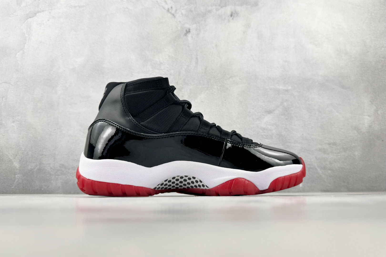 OV Jordan Air Jordan 11 bred 黑红白 货号：-061 尺码：40 40.5 41 42 42