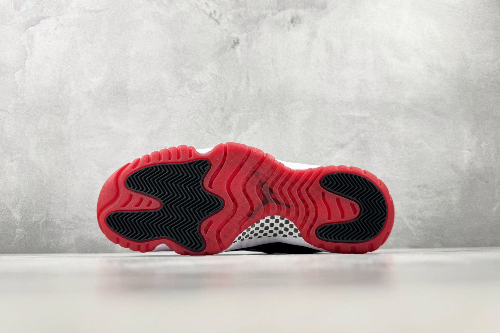 OV Jordan Air Jordan 11 bred 黑红白 货号：-061 尺码：40 40.5 41 42 42