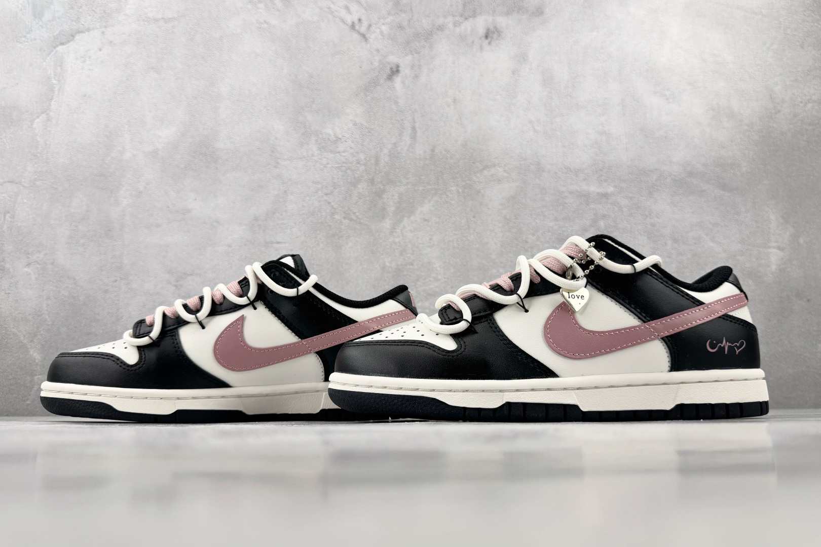 YC Nike Dunk Low 月下玫瑰 黑粉 货号：CW1590 100 尺码：35.5 36 36.5 37.5 