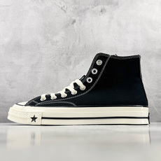 H 版 Converse CHUCK 70X 黑色 • 鞋头侧边实心黑五角星 • 鞋侧圆形皮标+后跟三星标:音波环绕弧线 H 版 Converse CHUCK 70X 黑色 • 鞋头侧边实心黑五角星 • 鞋侧圆形皮标+后跟三星标:音波环绕弧线