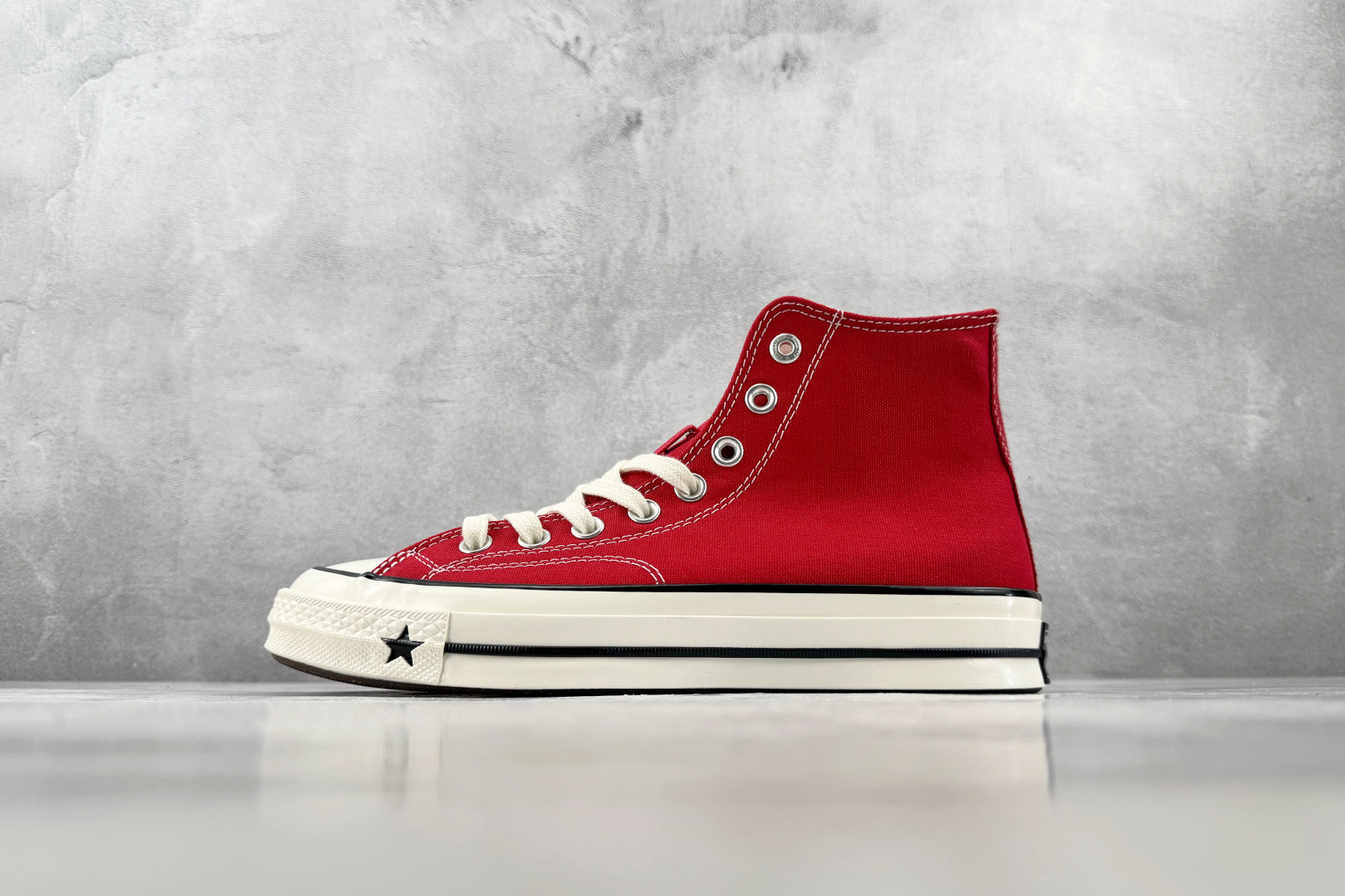 H 版 Converse CHUCK 70X 红色 • 鞋头侧边实心黑五角星 • 鞋侧圆形皮标+后跟三星标：音波环绕弧线