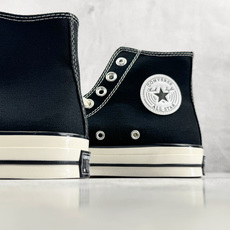 H 版 Converse CHUCK 70X 黑色 • 鞋头侧边实心黑五角星 • 鞋侧圆形皮标+后跟三星标:音波环绕弧线 H 版 Converse CHUCK 70X 黑色 • 鞋头侧边实心黑五角星 • 鞋侧圆形皮标+后跟三星标:音波环绕弧线