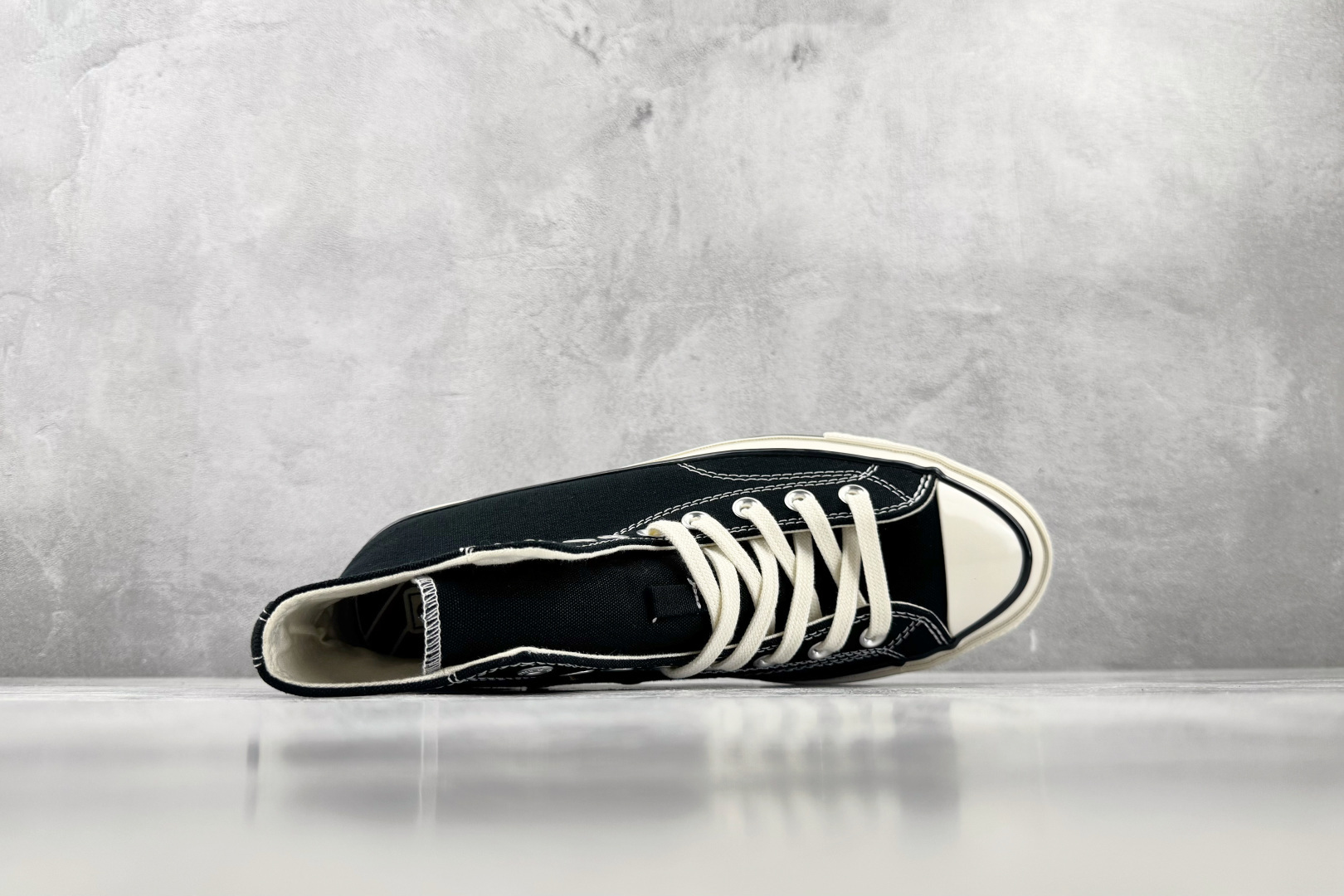 H 版 Converse CHUCK 70X 黑色 • 鞋头侧边实心黑五角星 • 鞋侧圆形皮标+后跟三星标:音波环绕弧线 H 版 Converse CHUCK 70X 黑色 • 鞋头侧边实心黑五角星 • 鞋侧圆形皮标+后跟三星标:音波环绕弧线