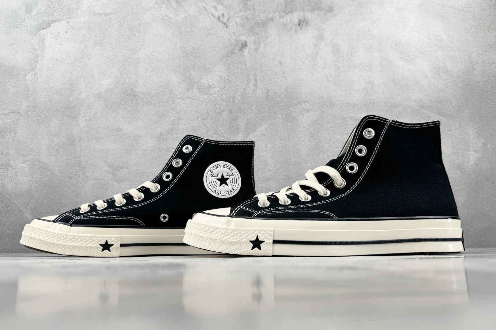 H 版 Converse CHUCK 70X 黑色 • 鞋头侧边实心黑五角星 • 鞋侧圆形皮标+后跟三星标:音波环绕弧线 H 版 Converse CHUCK 70X 黑色 • 鞋头侧边实心黑五角星 • 鞋侧圆形皮标+后跟三星标:音波环绕弧线