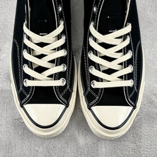 H 版 Converse CHUCK 70X 黑色 • 鞋头侧边实心黑五角星 • 鞋侧圆形皮标+后跟三星标:音波环绕弧线 H 版 Converse CHUCK 70X 黑色 • 鞋头侧边实心黑五角星 • 鞋侧圆形皮标+后跟三星标:音波环绕弧线