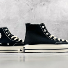 H 版 Converse CHUCK 70X 黑色 • 鞋头侧边实心黑五角星 • 鞋侧圆形皮标+后跟三星标:音波环绕弧线 H 版 Converse CHUCK 70X 黑色 • 鞋头侧边实心黑五角星 • 鞋侧圆形皮标+后跟三星标:音波环绕弧线