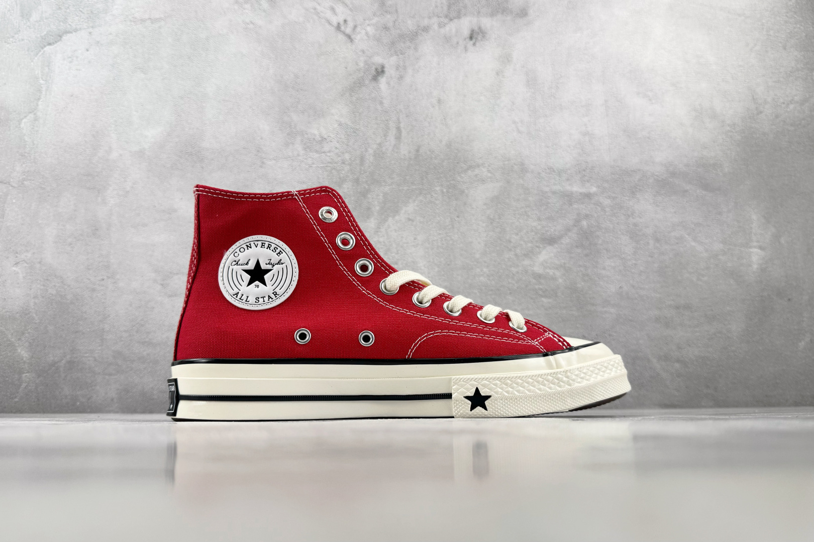 H 版 Converse CHUCK 70X 红色 • 鞋头侧边实心黑五角星 • 鞋侧圆形皮标+后跟三星标：音波环绕弧线