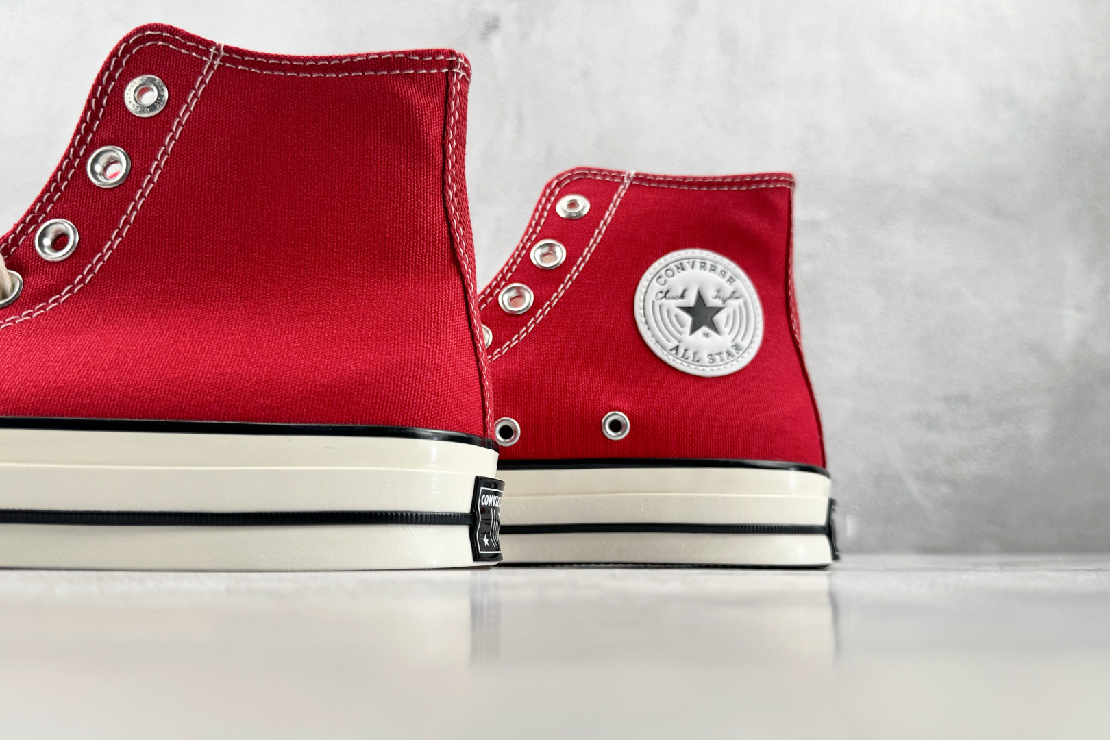 H 版 Converse CHUCK 70X 红色 • 鞋头侧边实心黑五角星 • 鞋侧圆形皮标+后跟三星标：音波环绕弧线