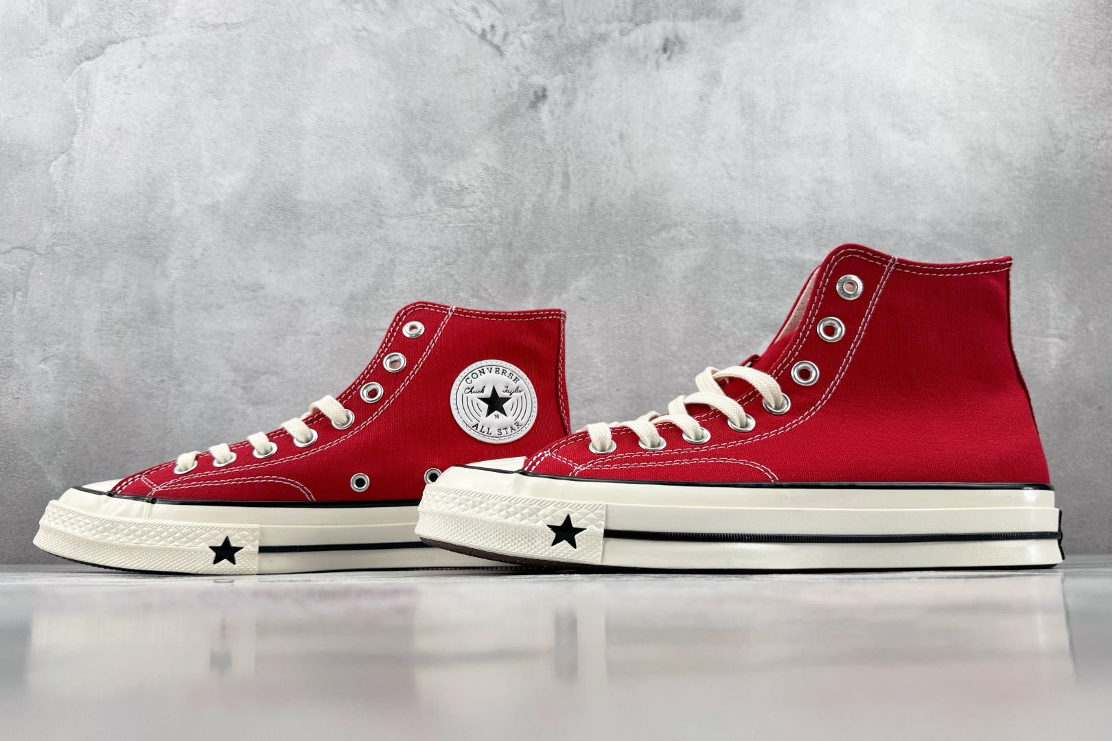 H 版 Converse CHUCK 70X 红色 • 鞋头侧边实心黑五角星 • 鞋侧圆形皮标+后跟三星标：音波环绕弧线
