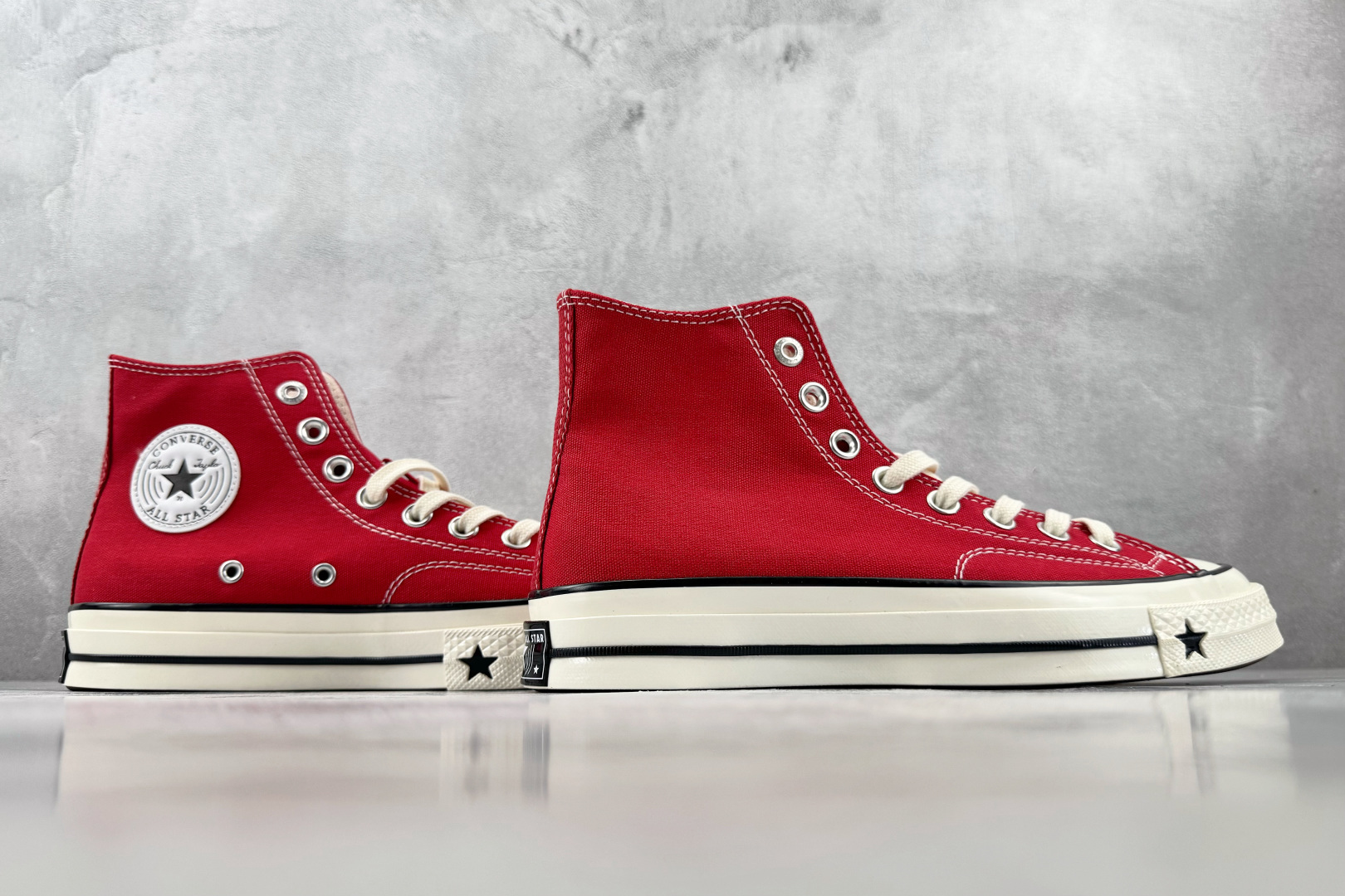 H 版 Converse CHUCK 70X 红色 • 鞋头侧边实心黑五角星 • 鞋侧圆形皮标+后跟三星标：音波环绕弧线