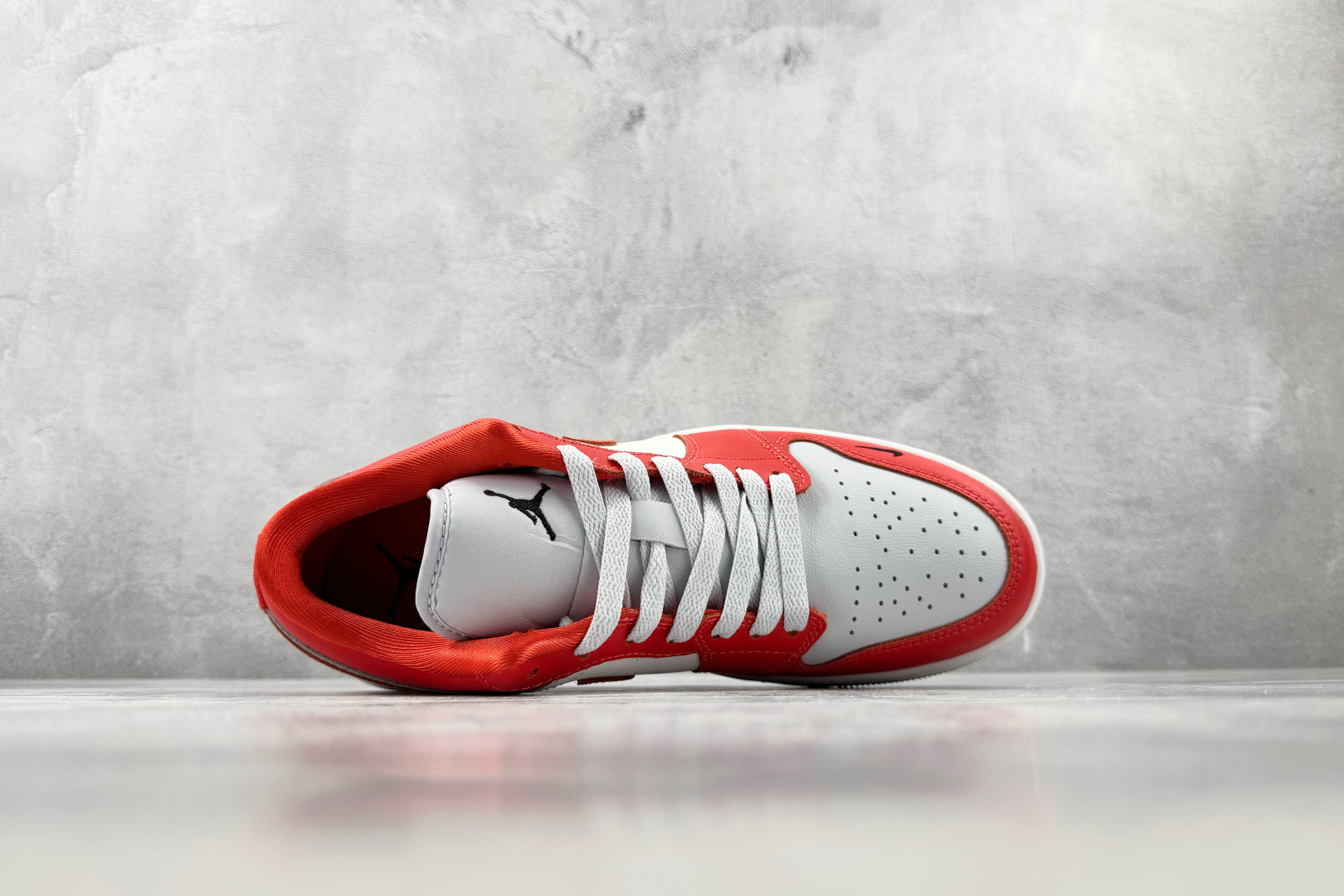 DT 公司级 Jordan Air Jordan 1 红白 货号:II9813-600 尺码:40 40.5 41 42 DT 公司级 Jordan Air Jordan 1 红白 货号:II9813-600 尺码:40 40.5 41 42