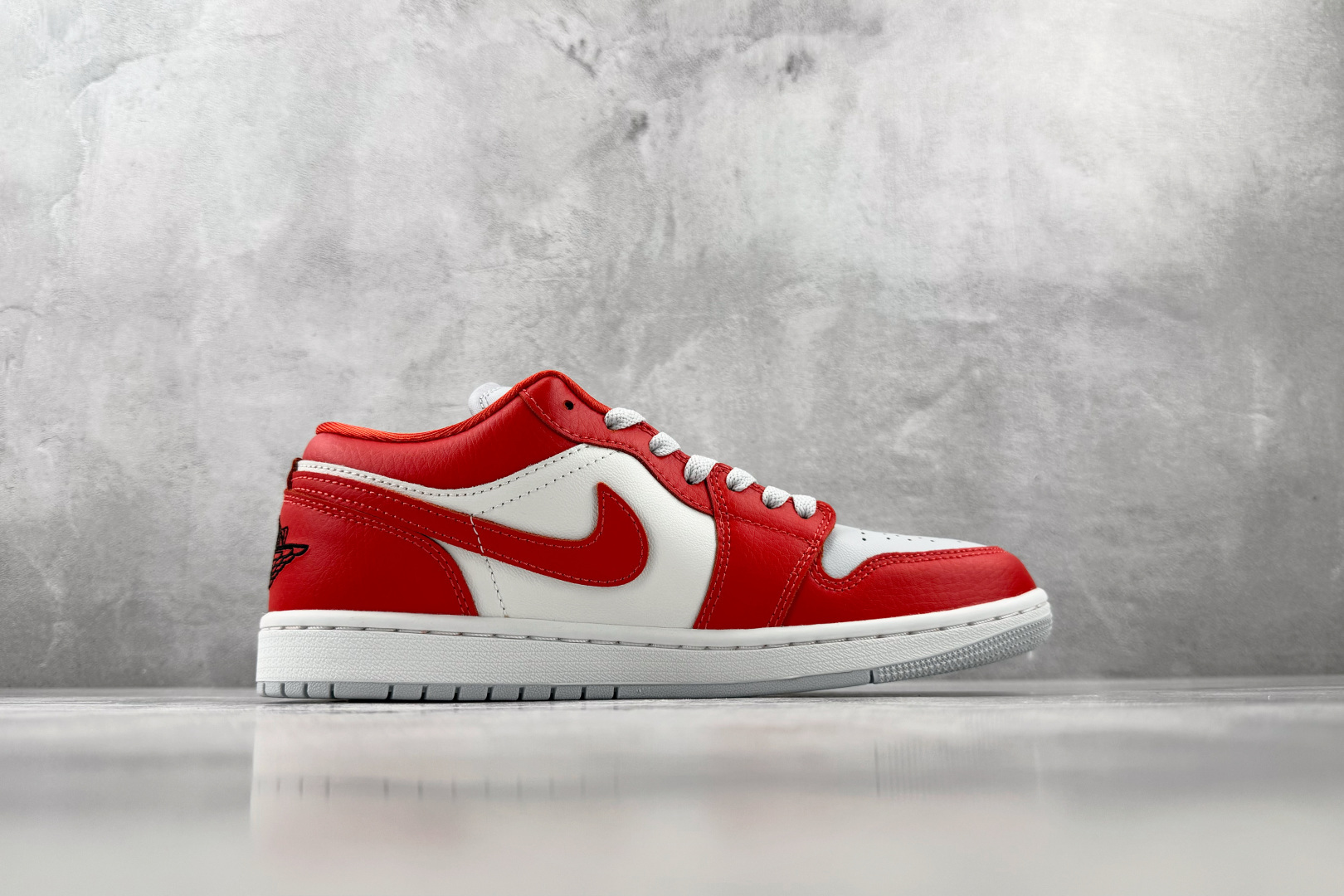 DT 公司级 Jordan Air Jordan 1 红白 货号:II9813-600 尺码:40 40.5 41 42 DT 公司级 Jordan Air Jordan 1 红白 货号:II9813-600 尺码:40 40.5 41 42