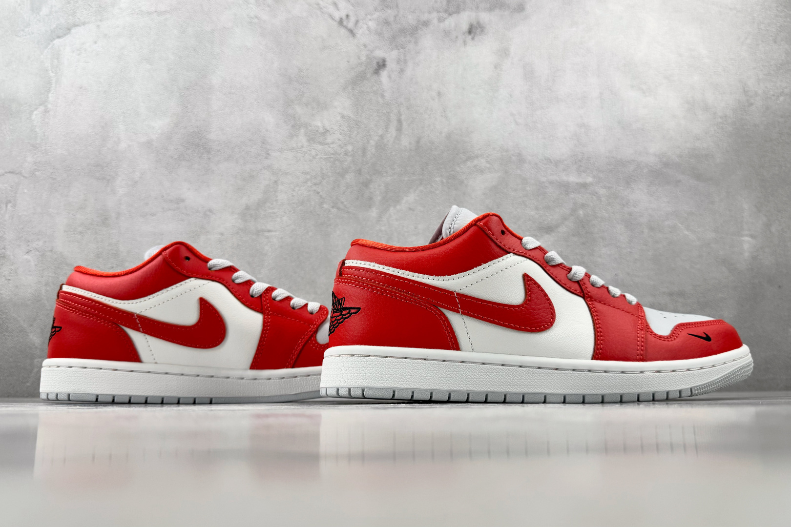 DT 公司级 Jordan Air Jordan 1 红白 货号:II9813-600 尺码:40 40.5 41 42 DT 公司级 Jordan Air Jordan 1 红白 货号:II9813-600 尺码:40 40.5 41 42