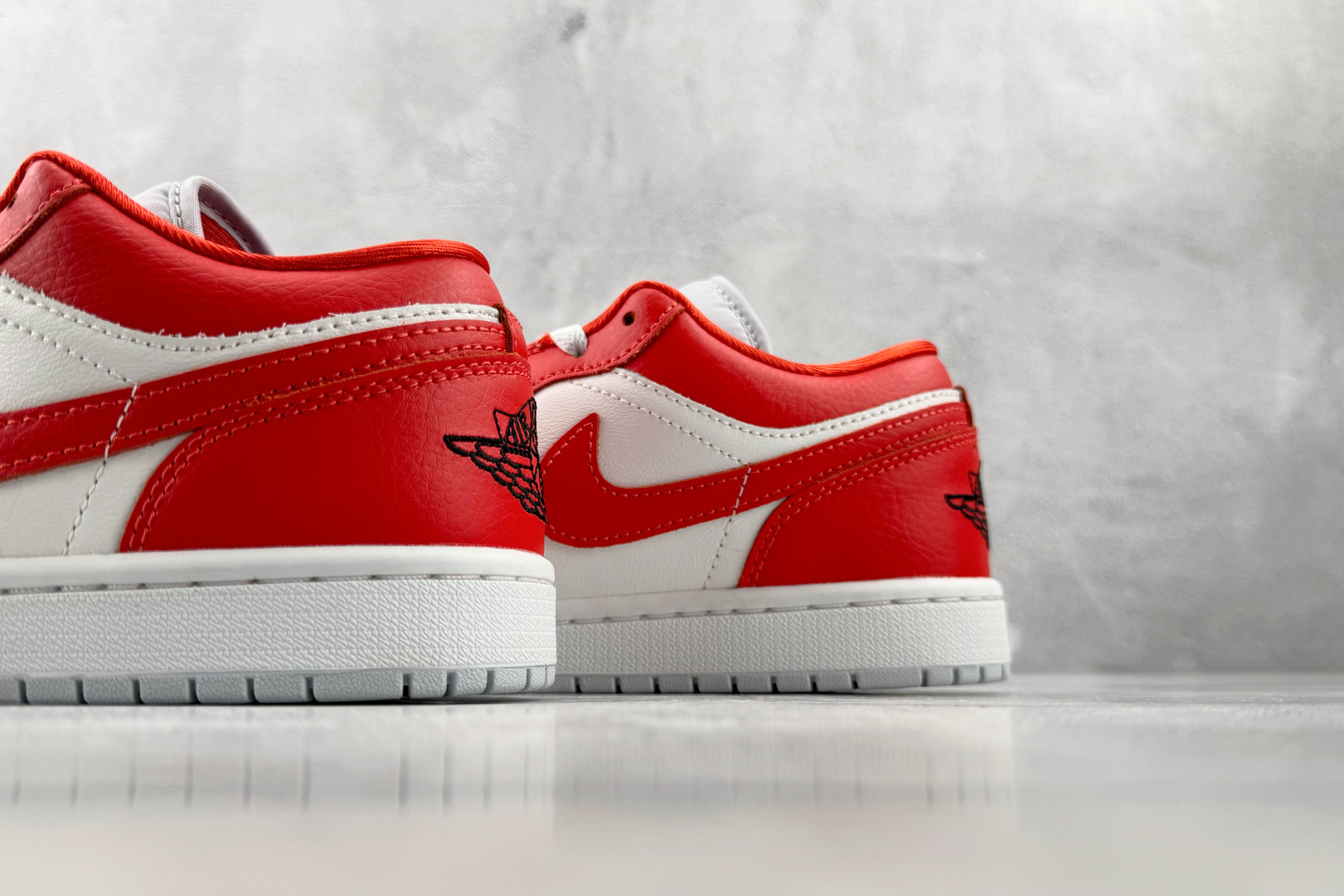 DT 公司级 Jordan Air Jordan 1 红白 货号:II9813-600 尺码:40 40.5 41 42 DT 公司级 Jordan Air Jordan 1 红白 货号:II9813-600 尺码:40 40.5 41 42